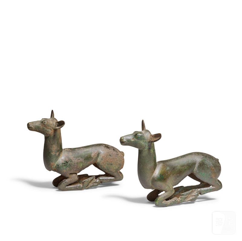 公元前五/四世紀 青銅鹿一對 | A PAIR OF BRONZE 'RECUMBENT DOE' CHARIOT YOKE ORNAMENTS